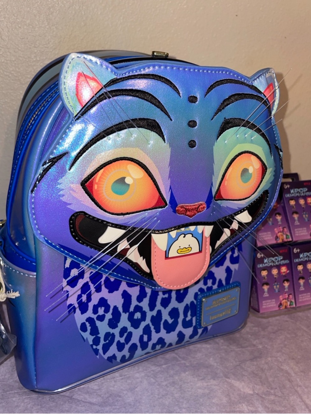 Exclusive Loungefly KPop Demon Hunters Derpy Light Up Glow Mini Backpack & Pins - Picture 4 of 16